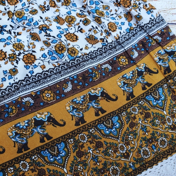 SOLD ON (M) Forever 21 Floral Boho Elephant Shorts - Picture 2 of 5